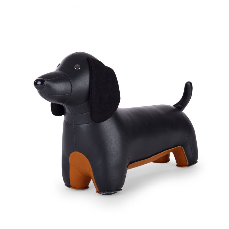 Türstopper Dackel von Züny, aus schwarzem und braunem Kunstleder, stehend auf weißem Hintergrund.